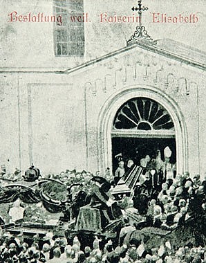 Ankunft des Begräbniszuges von Kaiserin Elisabeth bei der Kapuzinerkirche in Wien, Postkarte, 1898