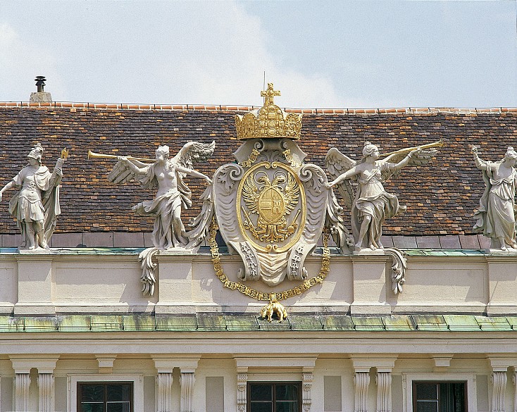 Der Wappenschild Kaiser Karls VI. auf der Attika des Reichskanzleitraktes der Wiener Hofburg