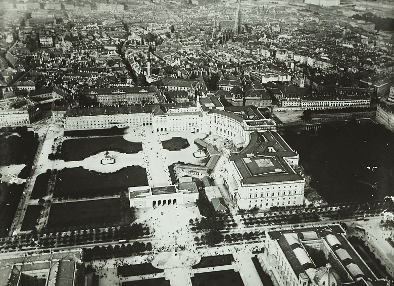 Zwei Männer zu Pferd küren den "Heldenplatz" | Die Welt der Habsburger