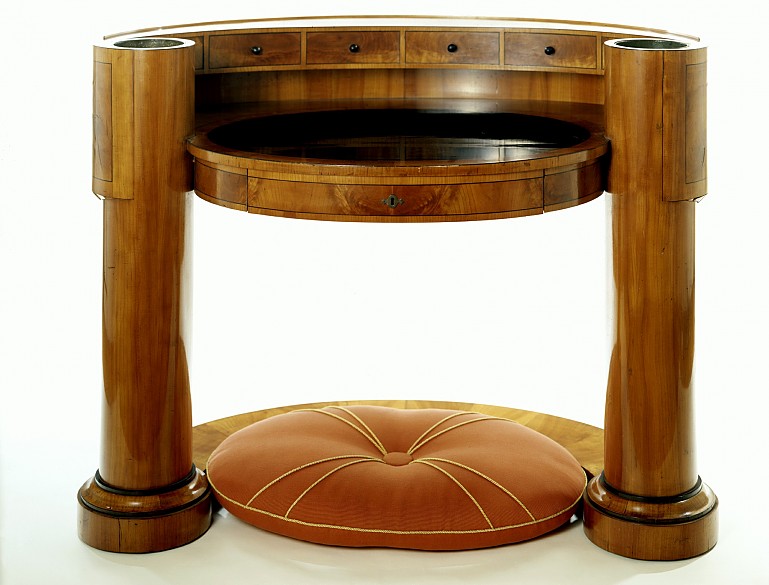 Josef Danhauser: Ladies’ writing desk made for Archduchess Sophie, 1825/1830, cherry, veneer, Vienna