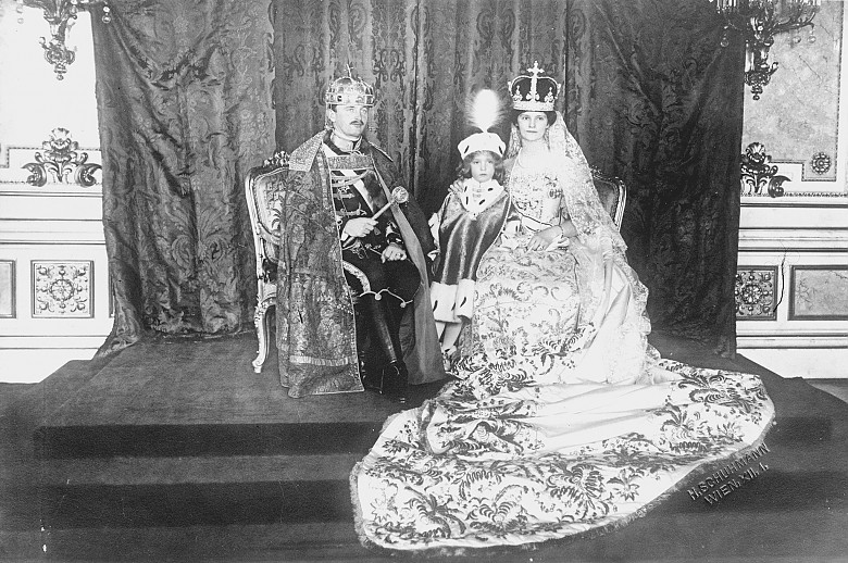 Karl samt Familie im ungarischen Krönungsornat, Foto, 1916