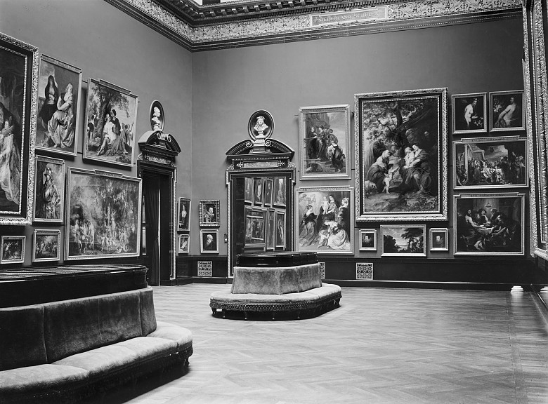 Saal in der Gemäldegalerie des Kunsthistorischen Museums, um 1893, S/W-Fotografie